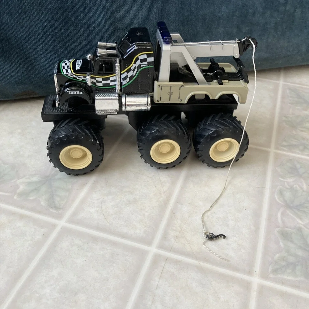 2003 Tonka Hasbro Roadside Service Tow Truck Black Checkered Flag Graphic‎